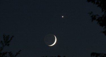 Conjunción Luna, Venus y Saturno visible hoy al anochecer